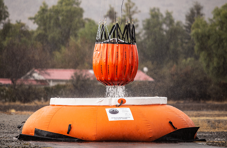 Bambi Bucket in Fireflex zajem vode za helikopter